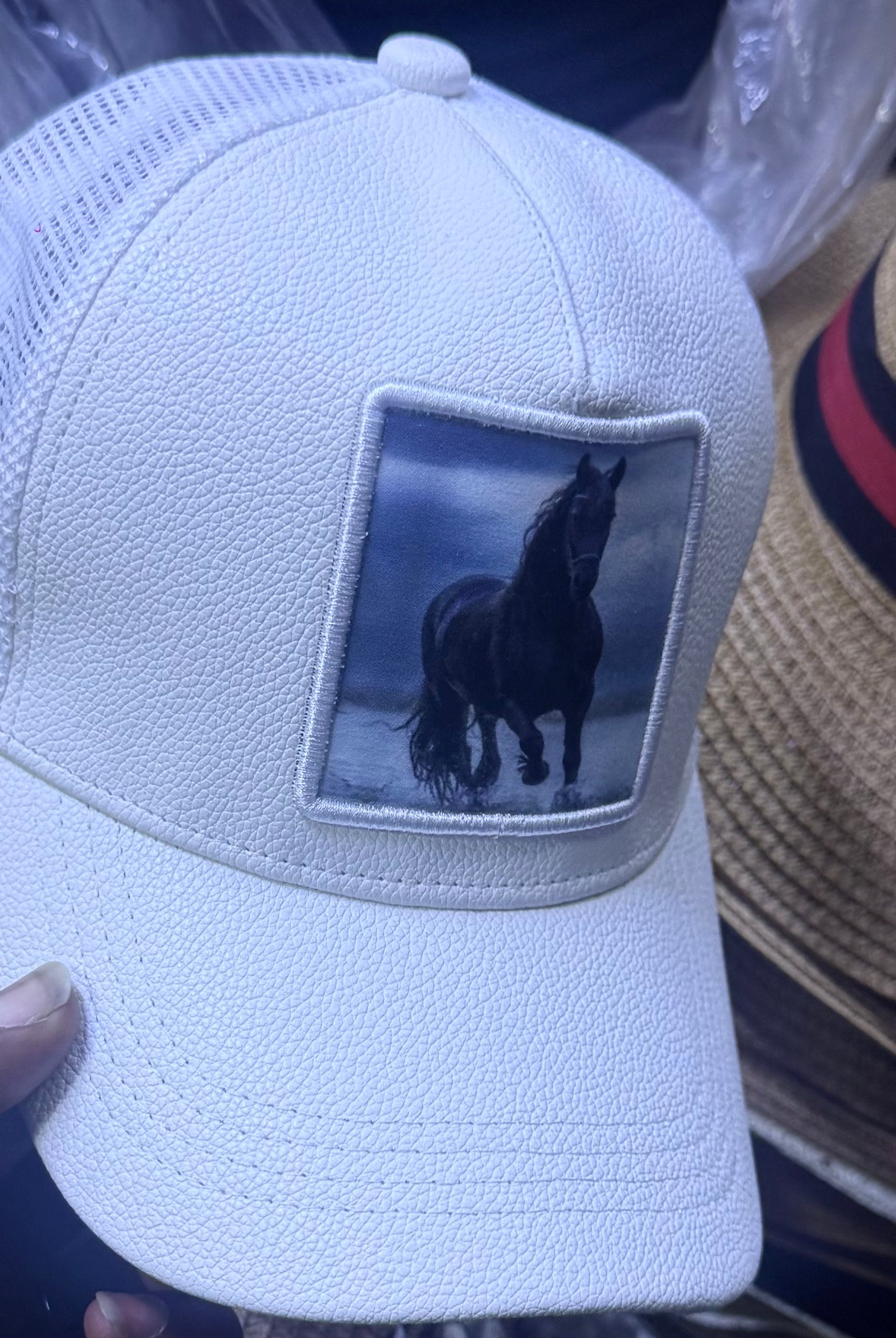 Nouveauté chapeaux élégants pour hommes et femmes. Apportez une touche de classe à votre style !              Nos chapeaux haut de gamme sont parfaits pour :                                         - cérémonie et événement.                  Mariage