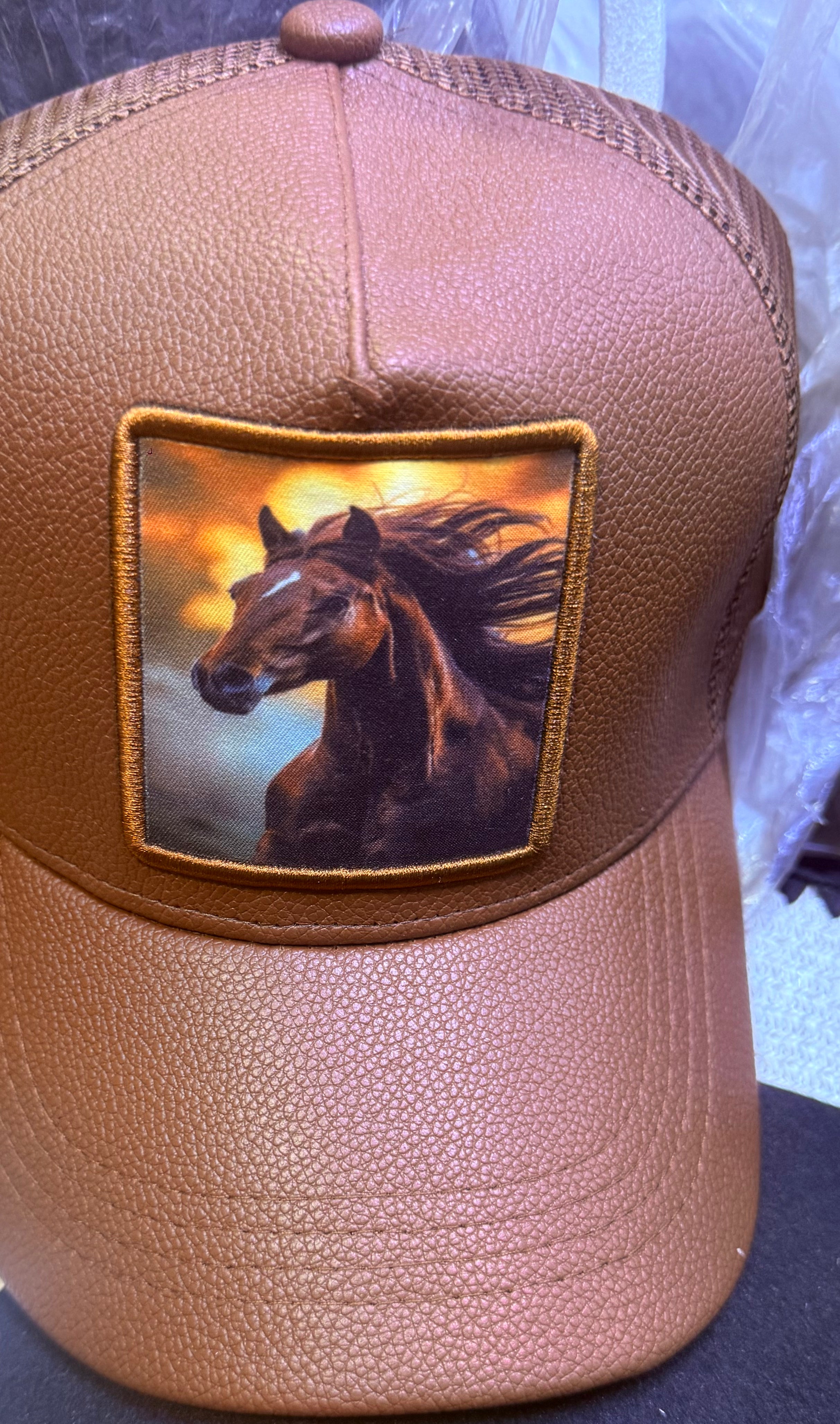 Nouveauté chapeaux élégants pour hommes et femmes. Apportez une touche de classe à votre style !              Nos chapeaux haut de gamme sont parfaits pour :                                         - cérémonie et événement.                  Mariage