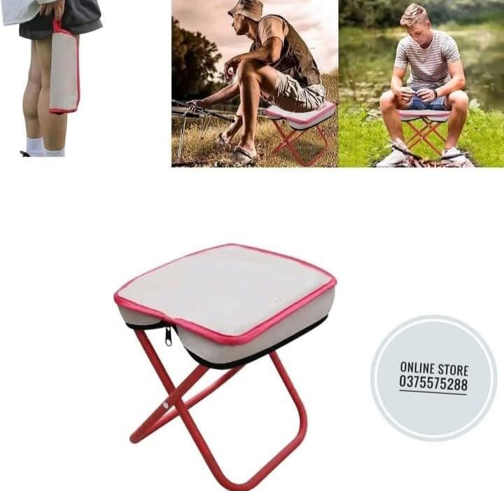 Tabouret de camping , compact , et pliable . Idéal pour vos aventures en plein air . Pratique , léger et solide , son design compact permet de le transporter facilement dans un sac à dos ou dans le coffre de voiture .