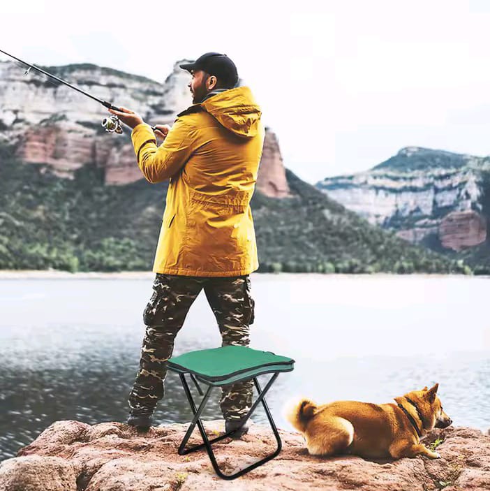 Tabouret de camping , compact , et pliable . Idéal pour vos aventures en plein air . Pratique , léger et solide , son design compact permet de le transporter facilement dans un sac à dos ou dans le coffre de voiture .