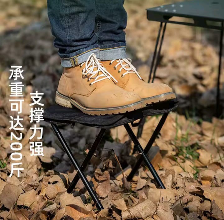 Tabouret de camping , compact , et pliable . Idéal pour vos aventures en plein air . Pratique , léger et solide , son design compact permet de le transporter facilement dans un sac à dos ou dans le coffre de voiture .
