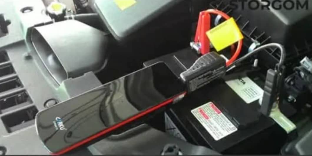 Démarreur d’urgence automobile en cas de batterie faible , compresseur pneu, ballon, fauteuil gonflable . Power bank pour ordinateur , power Pour téléphone , le démarreur de saut de voiture multifonctionnel avec affichage LED .