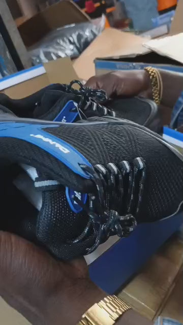 Chaussure de sécurité disponible , anti crévation , embout d'acier , antidérapant , résistant à la perforation , imperméable , anti statique . Toute les pointures No 38 jusqu'à 46 .