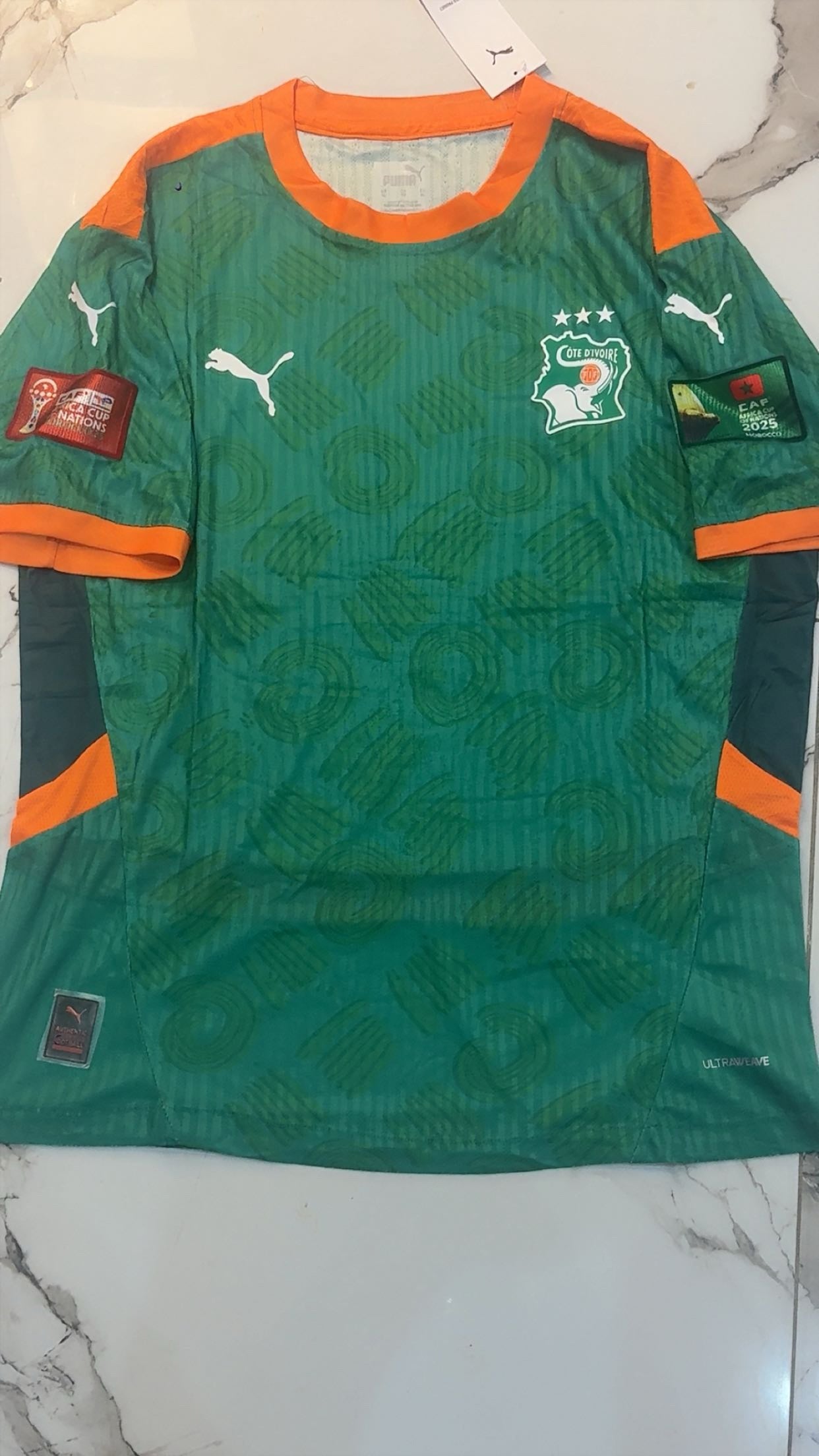 Maillot de la côte d'Ivoire pro max , avec le logo de la Can , toutes les tailles disponibles .