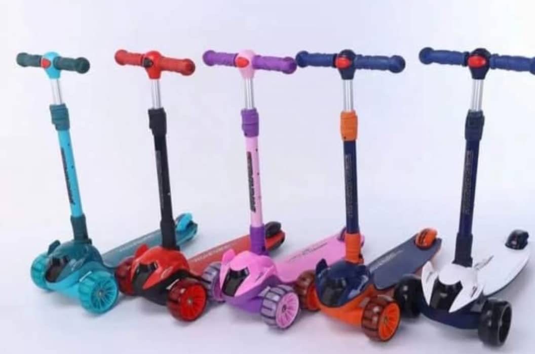Promotion 3 jours                                    trotinette pour enfants de 6 à 9 ans, ensemble avec les protections de casques , très solide et les roues s'allument .