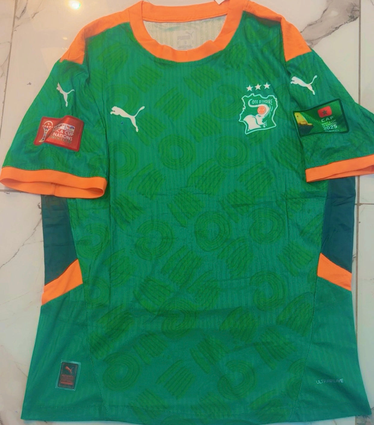 Maillot de la côte d'Ivoire pro max , avec le logo de la Can , toutes les tailles disponibles .