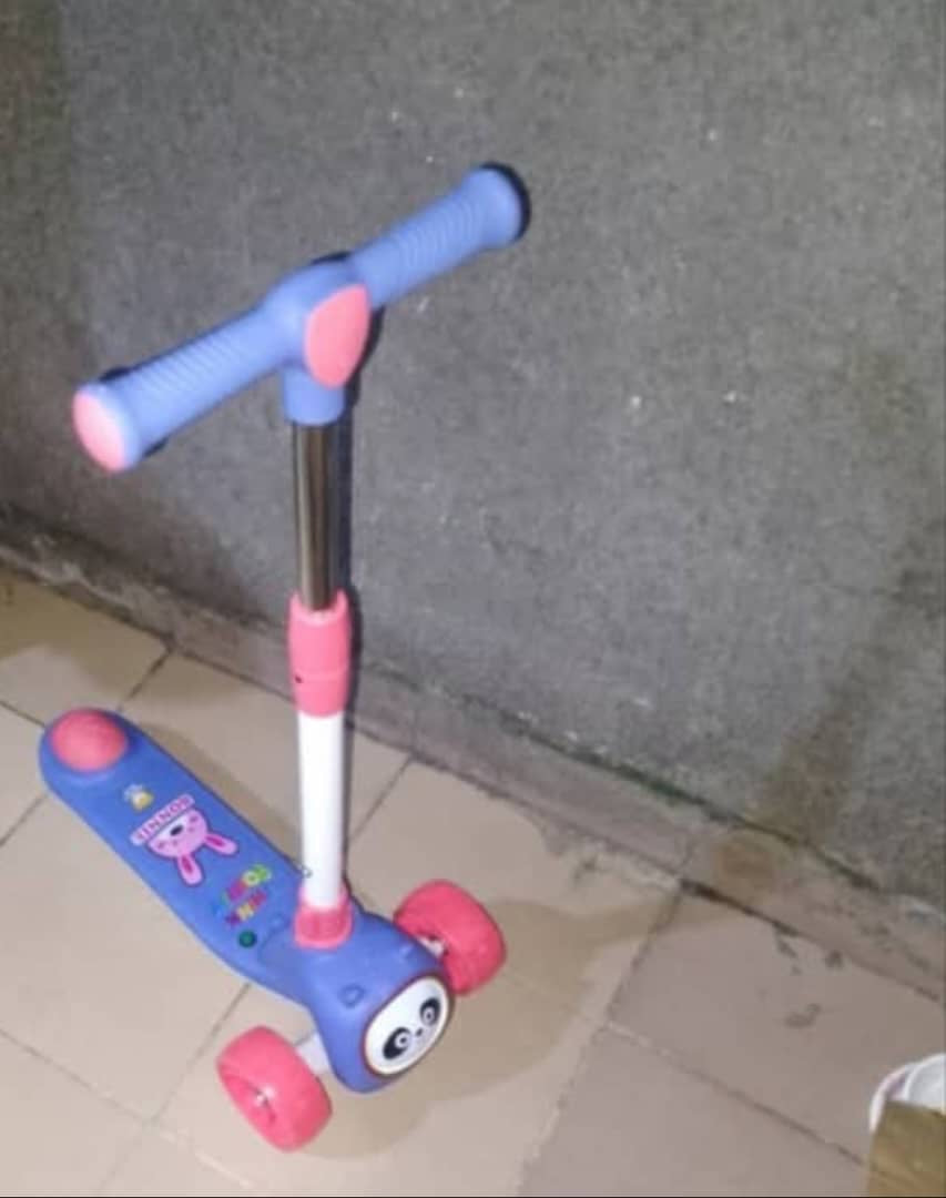 Promotion 3 jours                                    trotinette pour enfants de 6 à 9 ans, ensemble avec les protections de casques , très solide et les roues s'allument .