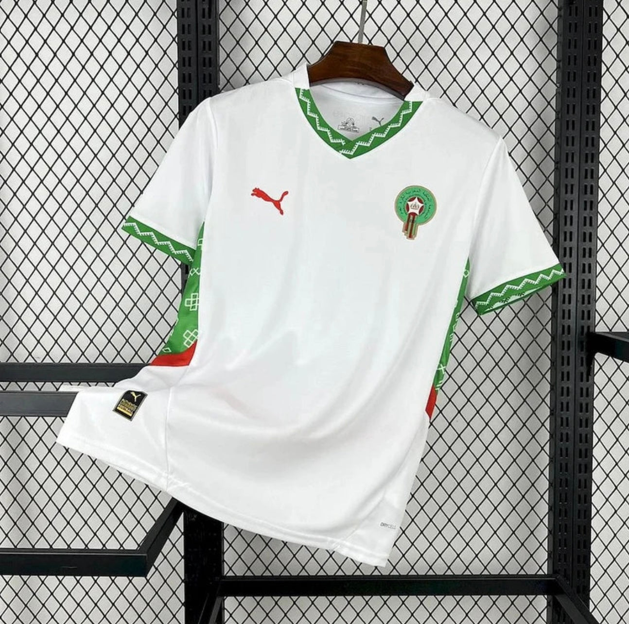 Maillot de Maroc pro max , avec le logo de Can , toutes les tailles sont disponibles .