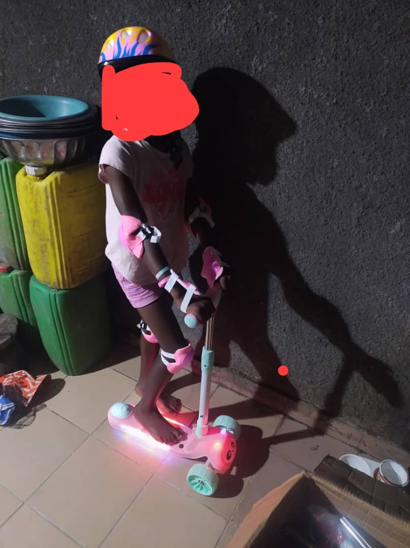 Promotion 3 jours                                    trotinette pour enfants de 6 à 9 ans, ensemble avec les protections de casques , très solide et les roues s'allument .