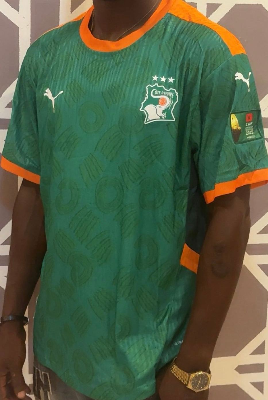 Maillot de la côte d'Ivoire pro max , avec le logo de la Can , toutes les tailles disponibles .