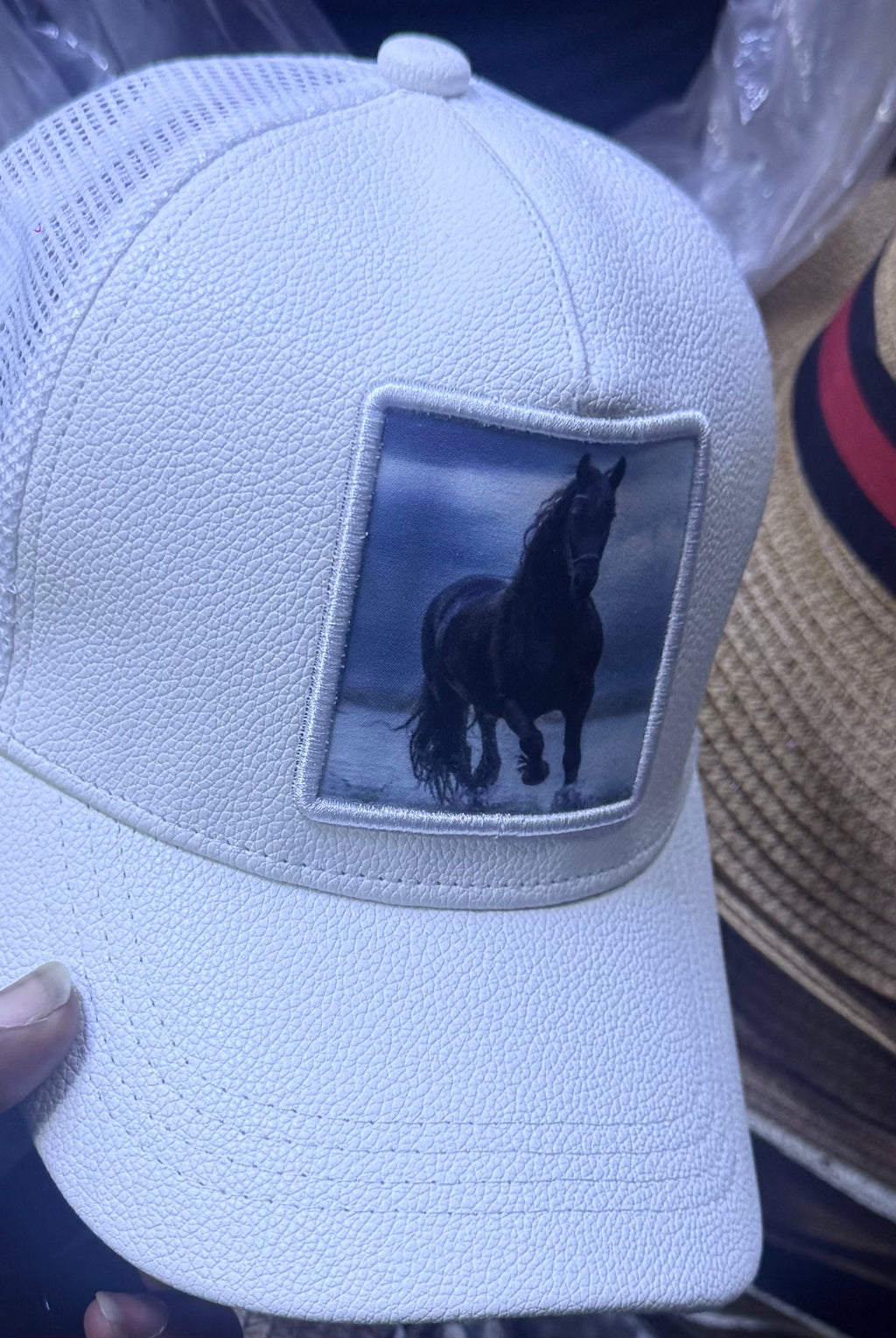 Nouveauté chapeaux élégants pour hommes et femmes. Apportez une touche de classe à votre style !              Nos chapeaux haut de gamme sont parfaits pour :                                         - cérémonie et événement.                  Mariage