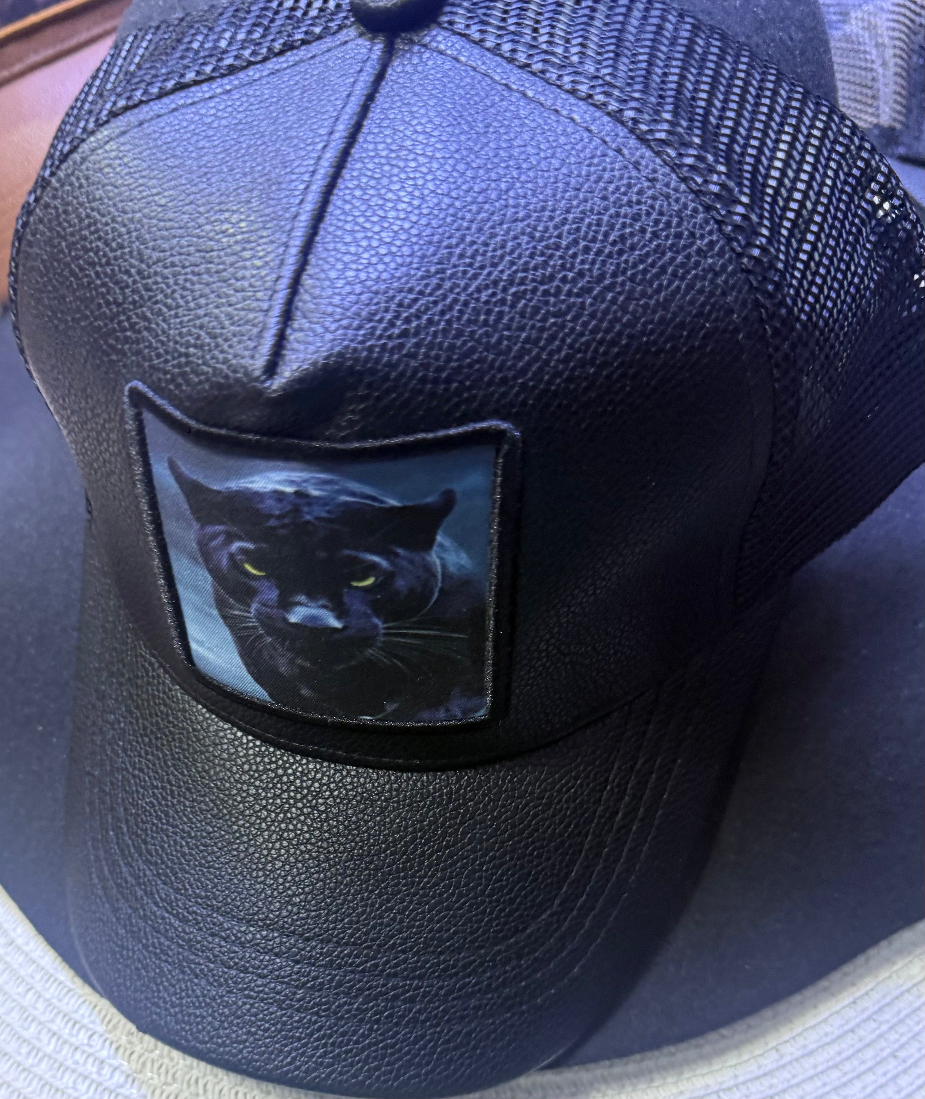 Nouveauté chapeaux élégants pour hommes et femmes. Apportez une touche de classe à votre style !              Nos chapeaux haut de gamme sont parfaits pour :                                         - cérémonie et événement.                  Mariage