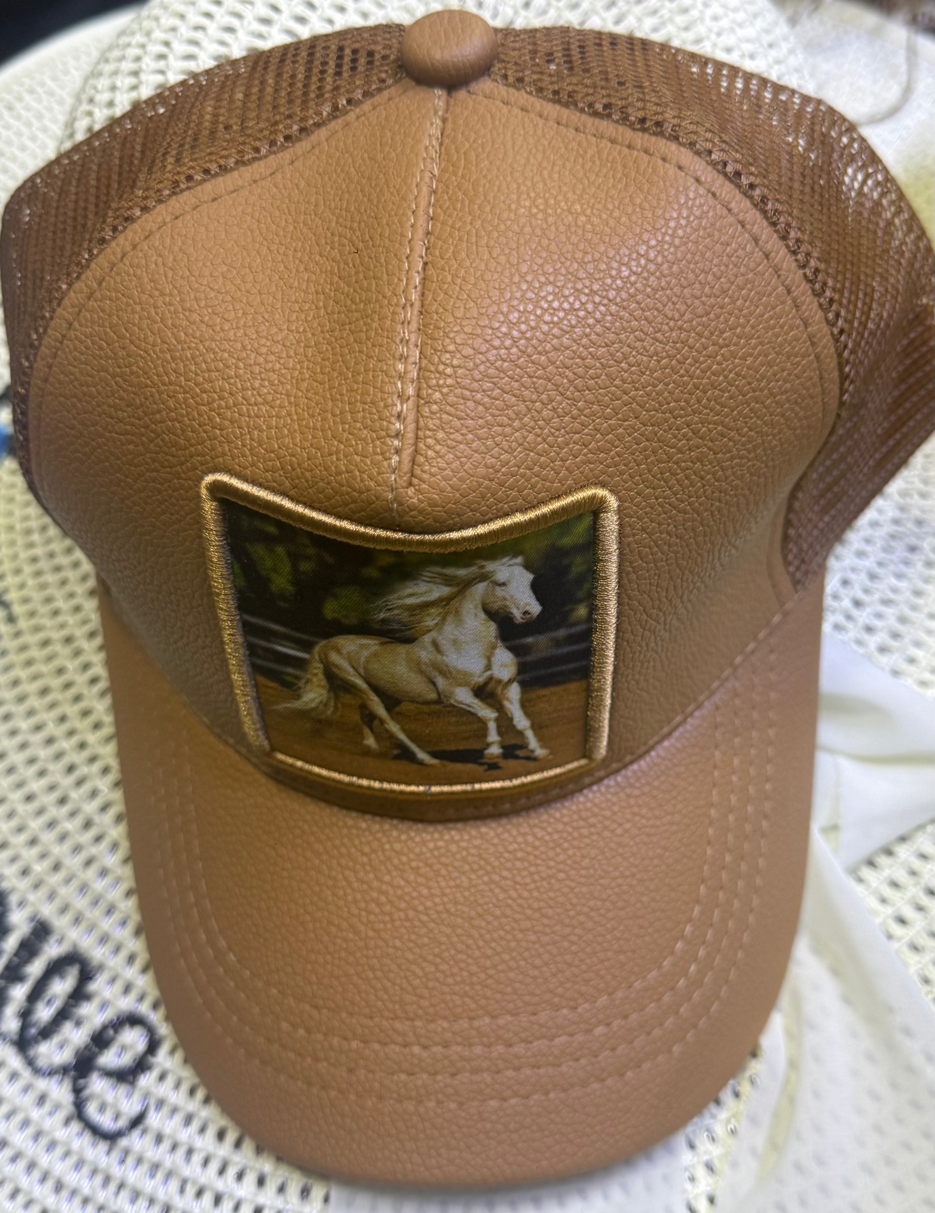 Nouveauté chapeaux élégants pour hommes et femmes. Apportez une touche de classe à votre style !              Nos chapeaux haut de gamme sont parfaits pour :                                         - cérémonie et événement.                  Mariage