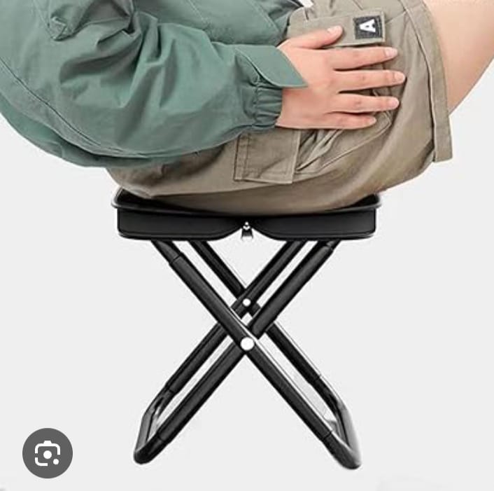 Tabouret de camping , compact , et pliable . Idéal pour vos aventures en plein air . Pratique , léger et solide , son design compact permet de le transporter facilement dans un sac à dos ou dans le coffre de voiture .