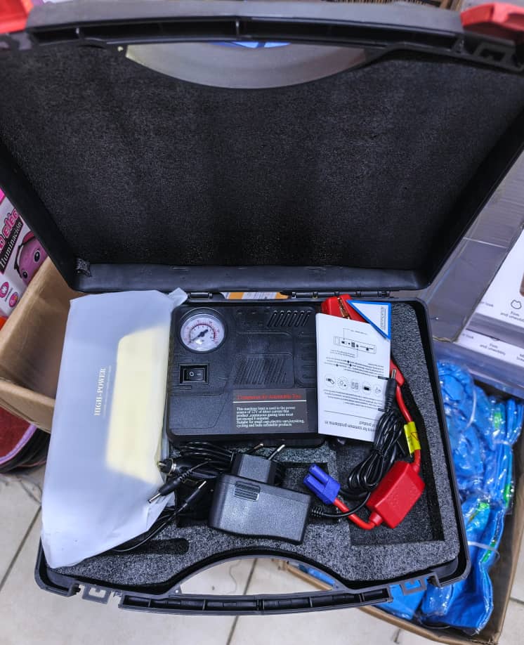 Démarreur d’urgence automobile en cas de batterie faible , compresseur pneu, ballon, fauteuil gonflable . Power bank pour ordinateur , power Pour téléphone , le démarreur de saut de voiture multifonctionnel avec affichage LED .