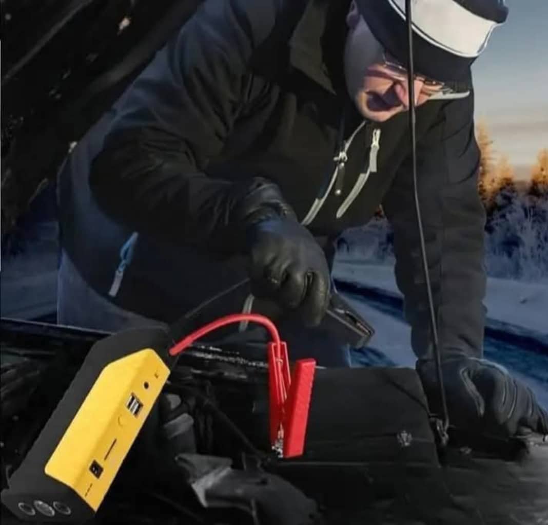 Démarreur d’urgence automobile en cas de batterie faible , compresseur pneu, ballon, fauteuil gonflable . Power bank pour ordinateur , power Pour téléphone , le démarreur de saut de voiture multifonctionnel avec affichage LED .