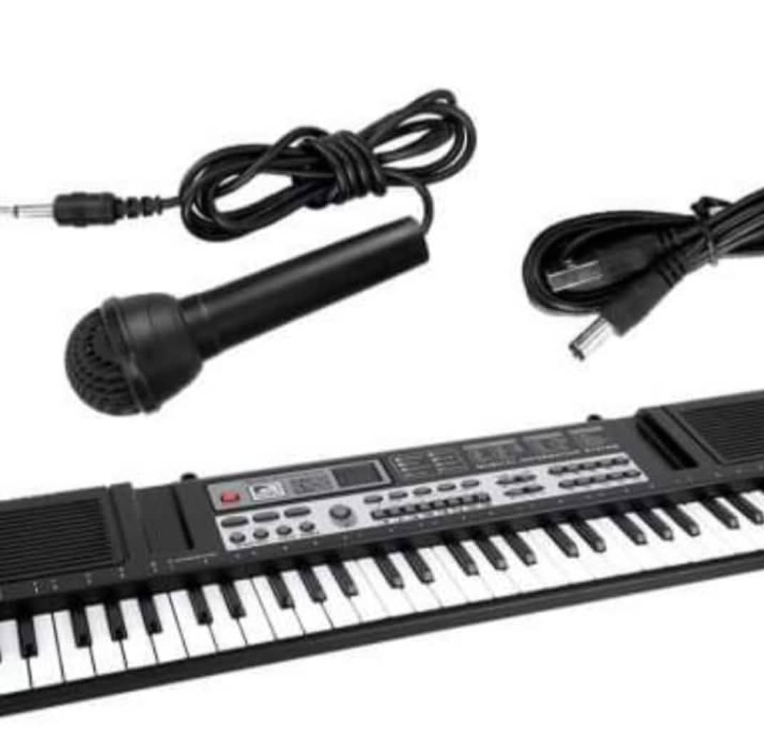Piano apprentissage pour enfants et grande personne , 61 touches et micro , ça prends clé USB .