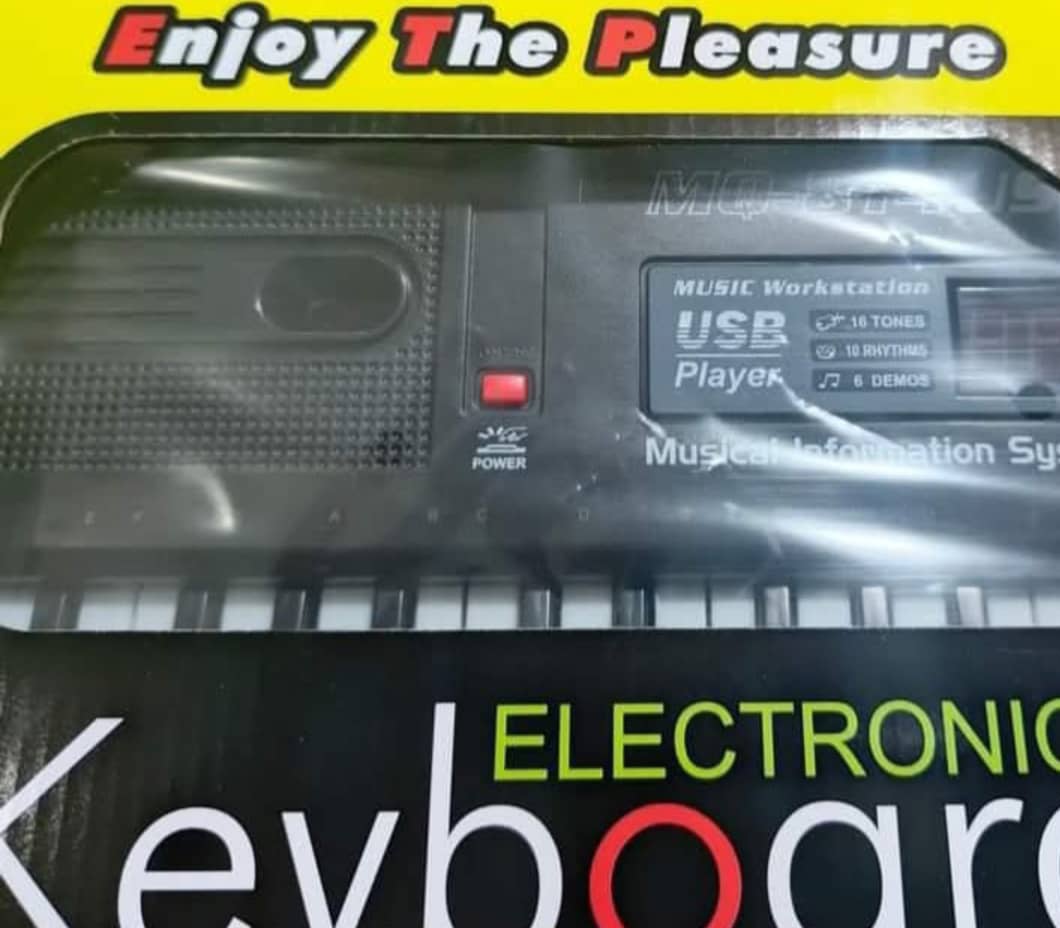 Piano apprentissage pour enfants et grande personne , 61 touches et micro , ça prends clé USB .