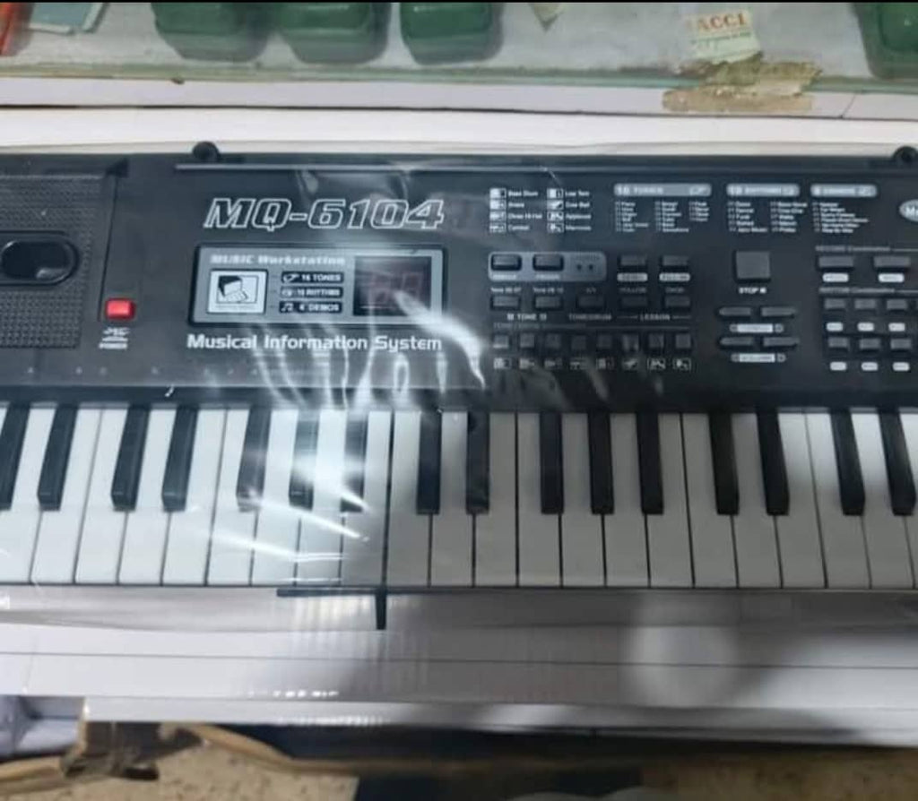 Piano apprentissage pour enfants et grande personne , 61 touches et micro , ça prends clé USB .
