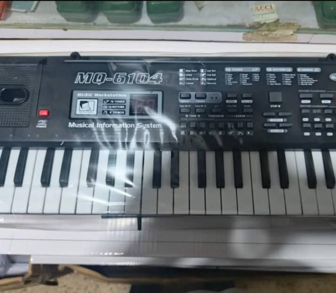 Piano apprentissage pour enfants et grande personne , 61 touches et micro , ça prends clé USB .