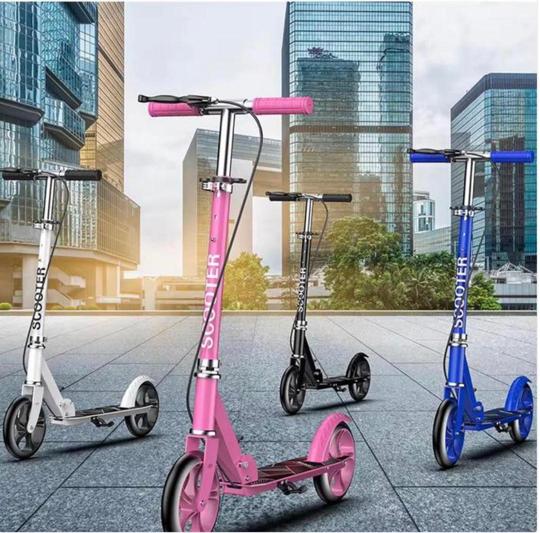 Trotinette à frein , pliable , enfants et grande personne , solide et stable , roues lumineux qui s'illuminent pendant la conduite . Disponible en plusieurs couleurs .