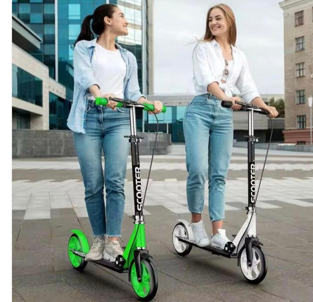 Trotinette à frein , pliable , enfants et grande personne , solide et stable , roues lumineux qui s'illuminent pendant la conduite . Disponible en plusieurs couleurs .