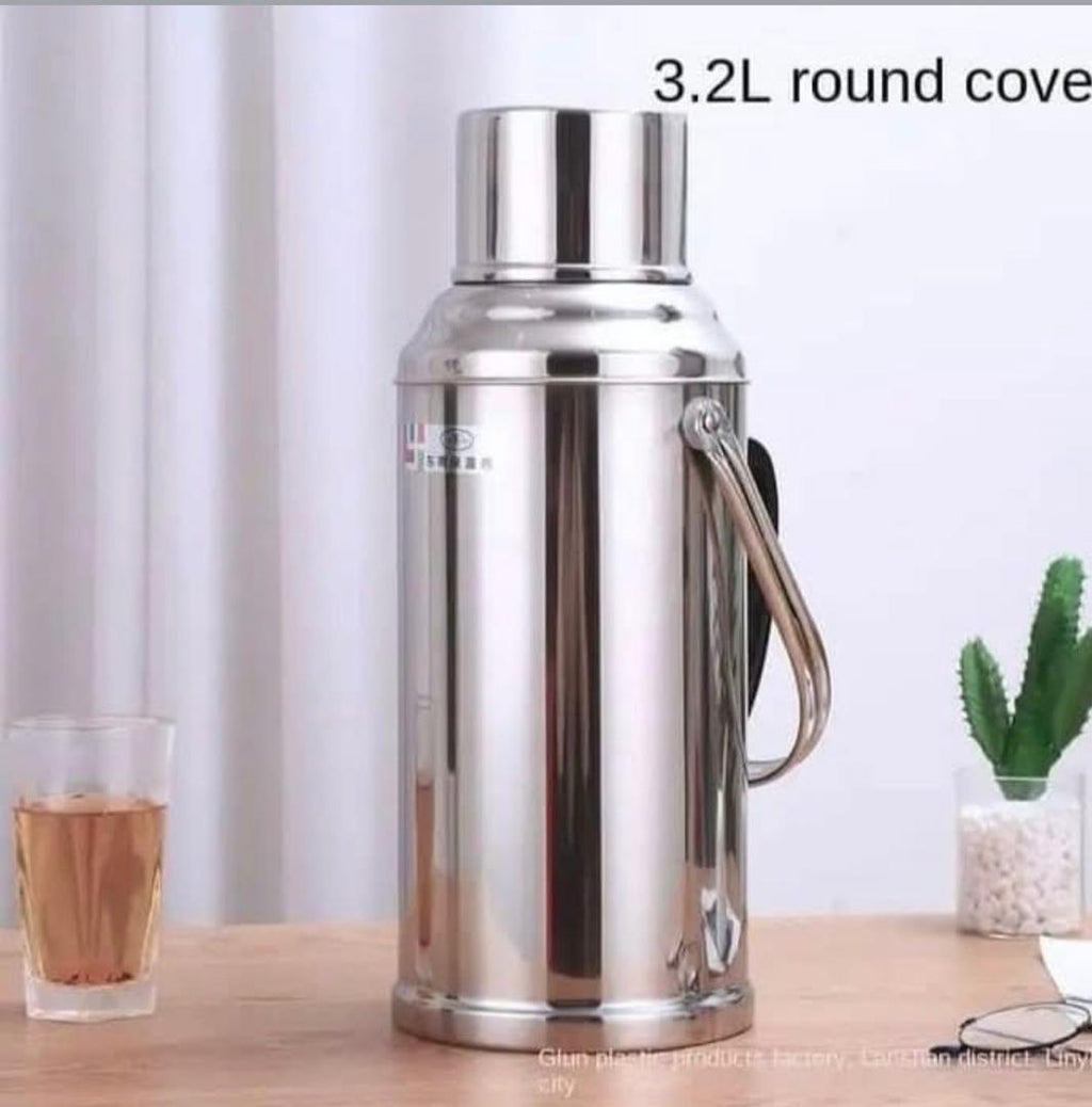 Prix : 9000f au lieu de 18000f .            C’est le moment d’en profiter, commande vite pour réserver la vôtre.Thermos qui permet de garder de l’eau chaude pendant 2 à 3 jours . Description : mesure 3,2 litres , acier inoxydable et très solide.