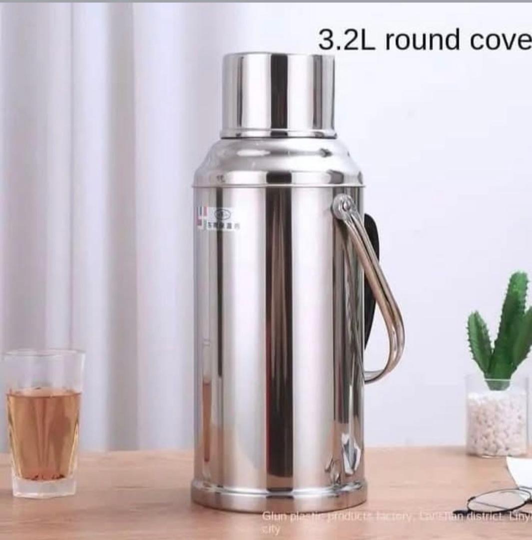 Prix : 9000f au lieu de 18000f .            C’est le moment d’en profiter, commande vite pour réserver la vôtre.Thermos qui permet de garder de l’eau chaude pendant 2 à 3 jours . Description : mesure 3,2 litres , acier inoxydable et très solide.