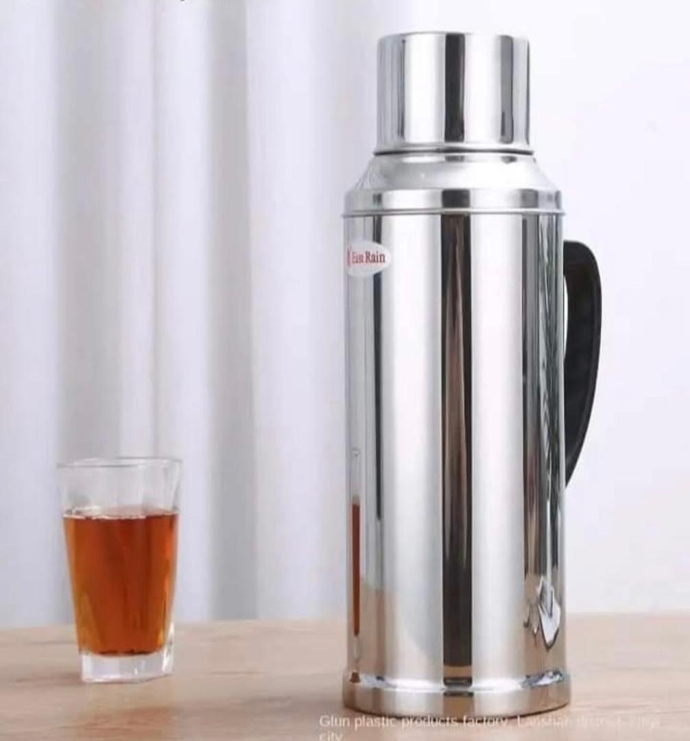 Prix : 9000f au lieu de 18000f .            C’est le moment d’en profiter, commande vite pour réserver la vôtre.Thermos qui permet de garder de l’eau chaude pendant 2 à 3 jours . Description : mesure 3,2 litres , acier inoxydable et très solide.