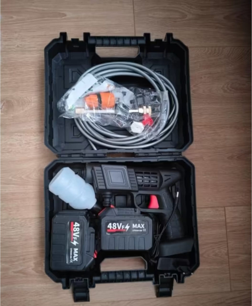 Pistolet à eau de lavage de voitures, 2 batteries de 48 volts , batterie au lithium, haute tension, pression maximale : 90 BAR , puissance moteur : environ 200w , temps de charge : 4h du temps .