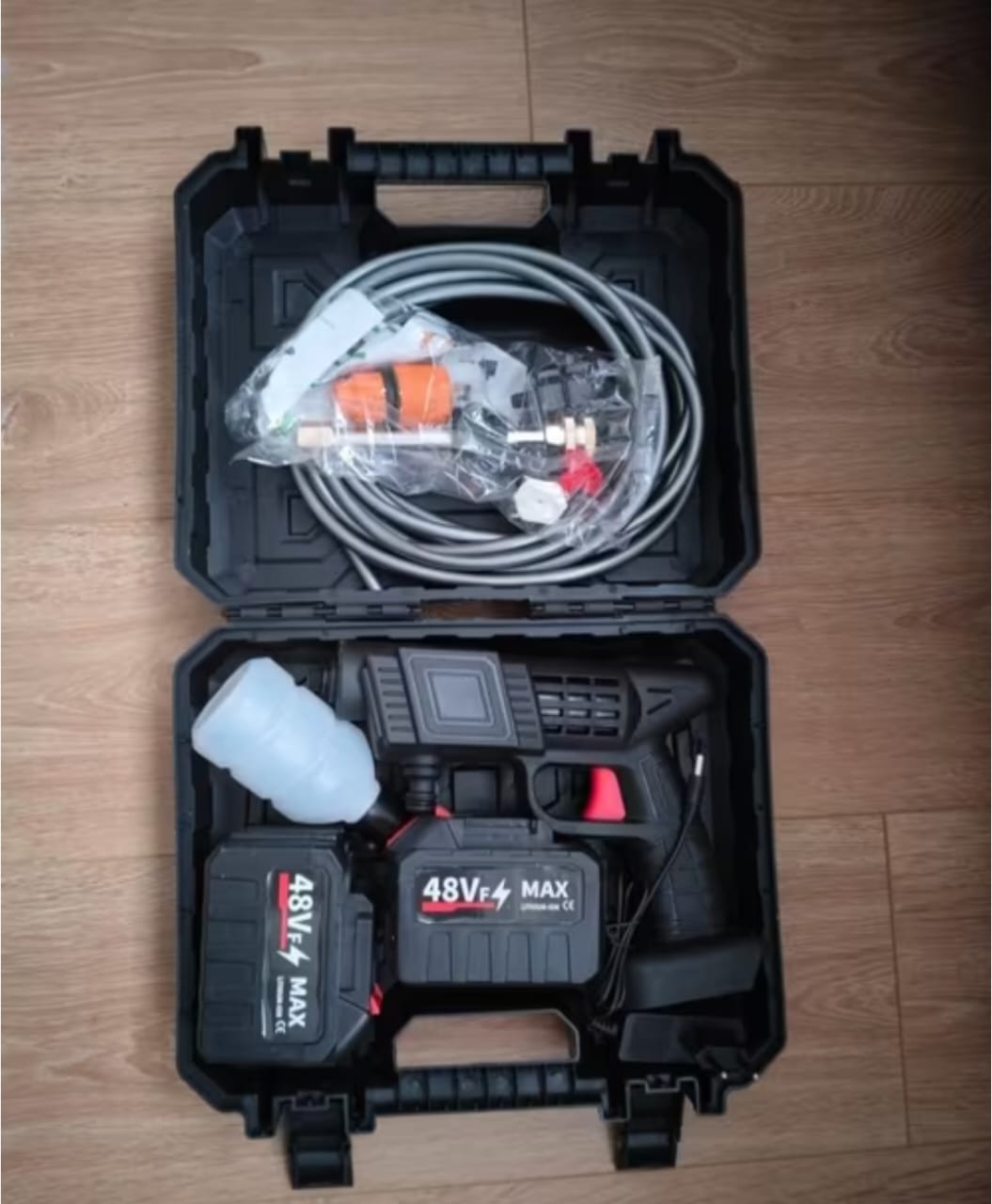 Pistolet à eau de lavage de voitures, 2 batteries de 48 volts , batterie au lithium, haute tension, pression maximale : 90 BAR , puissance moteur : environ 200w , temps de charge : 4h du temps .