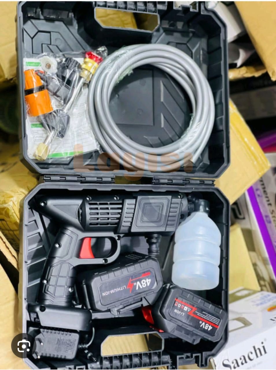 Pistolet à eau de lavage de voitures, 2 batteries de 48 volts , batterie au lithium, haute tension, pression maximale : 90 BAR , puissance moteur : environ 200w , temps de charge : 4h du temps .