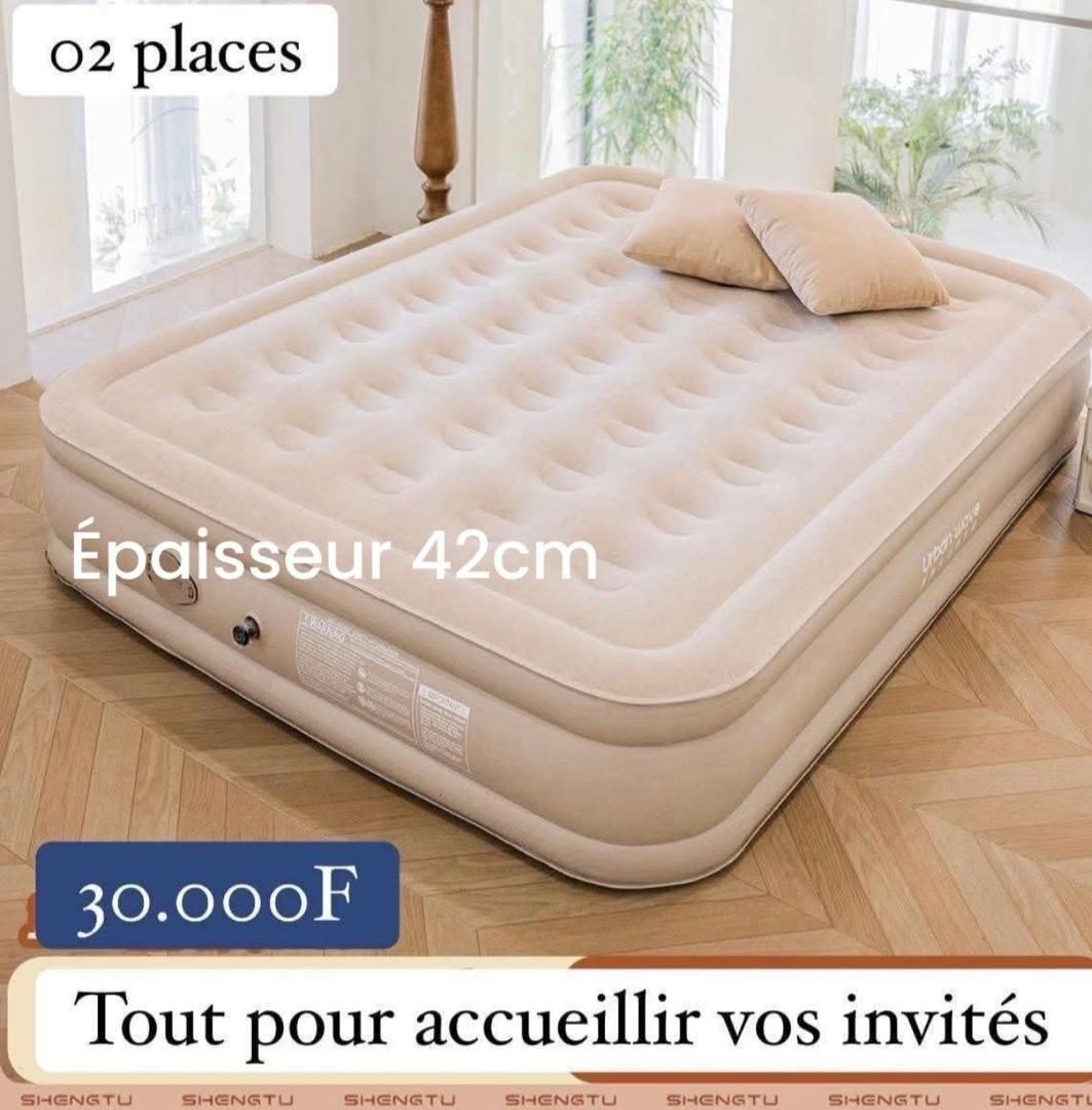 Prix :32000f au lieu 48000f . Offrez vous le confort ultime avec ce matelas gonflable, facile à utiliser grâce à sa pompe incluse , orthopédique pour vos nuits , camping ou à la maison, facile à transporter.