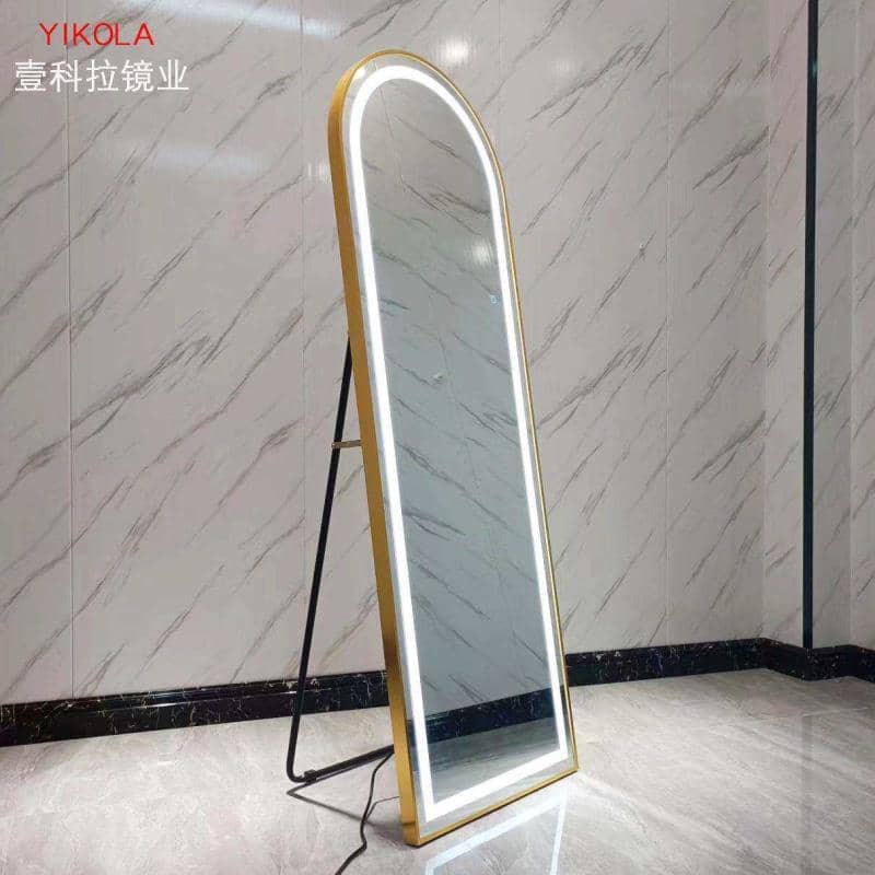 Prix : 34000f au lieu 68000f formez votre espace avec ce magnifique miroir arqué à LED , emprunte , alliant, design contemporain et praticite. Parfait pour une chambre ou un salon , il offre un éclairage doux et uniforme grâce à sa bordure lumineuse.
